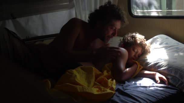 Padre Soltero Hijo Años Durmiendo Una Caravana Estilo Vida Paternidad — Vídeo de stock