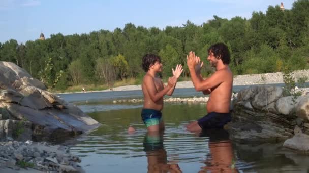 Μόνος Πατέρας Και Γιος Hacing Διασκέδαση Στο Νερό Του Ποταμού — Αρχείο Βίντεο