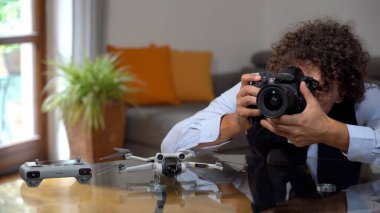 İtalya, Milan - Gayrimenkul fotoğrafçısı, ev içi ev içi çekimlerin resimlerini ve videolarını çekmek için profesyonel İHA ve kamera kullanıyor. 
