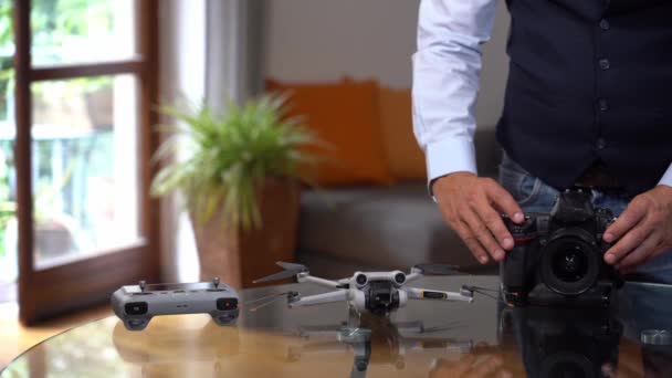 Itália Milão Fotógrafo Imobiliário Usando Drone Profissional Câmera Para Tirar — Vídeo de Stock
