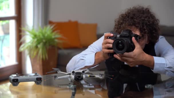 Ιταλία Μιλάνο Real Estate Photographer Using Professional Drone Camera Take — Αρχείο Βίντεο
