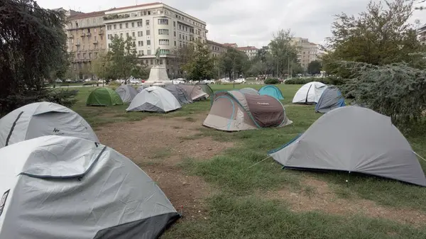 イタリア Milan イタリアの大学生は ミラノのハイハウスと高い賃料に抗議 ポリテクニック大学 学生運動 学生はテントで眠る — ストック写真