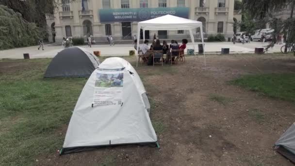 イタリア Milan イタリアの大学生は ミラノのハイハウスと高い賃料に抗議します ポリテクニック大学 学生運動 学生はテントで眠る ポリテコニアミラ — ストック動画