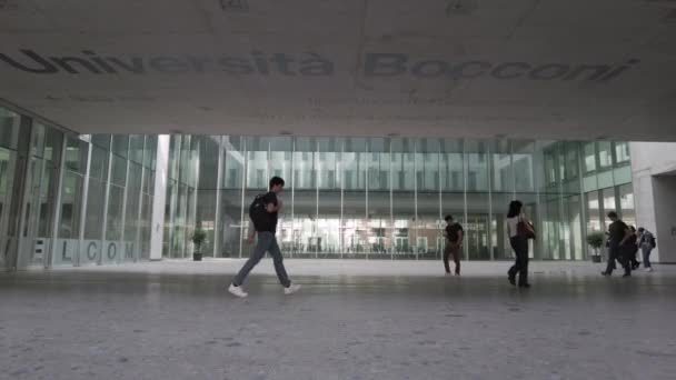 ヨーロッパ イタリア ミラノ ボッコーニ大学は 世界中の学生のためのキャンパス — ストック動画