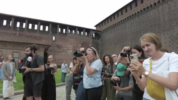 Europe Italy Milan Fashion Week Vip Celebrieties Influencers Bloggers Arrive — Stock Video