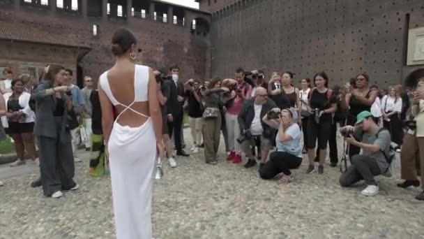 Europa Italien Milano Modevecka Vip Kändisar Influencers Och Bloggare Anländer — Stockvideo