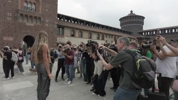 Europa Italien Milano Modevecka Vip Kändisar Influencers Och Bloggare Anländer — Stockvideo