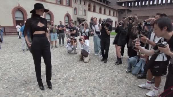 Європа Італія Міланський Тиждень Моди Випадок Знаменитості Впливові Блогери Прибувають — стокове відео