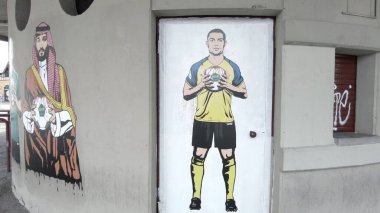 Avrupa, İtalya, Milan 09-26-23 - Mancini, Ronaldo, Neymar ve bin Salman, Katar 'da oynanan Dünya Kupası sonrasında Arap futboluna karşı San Siro' da kanlı top ile duvar resmi