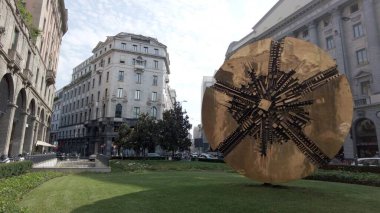 İtalya - Milan - 7 Nisan 2018 - Arnaldo Pomodoro 'nun Corso Matteotti' deki heykeli