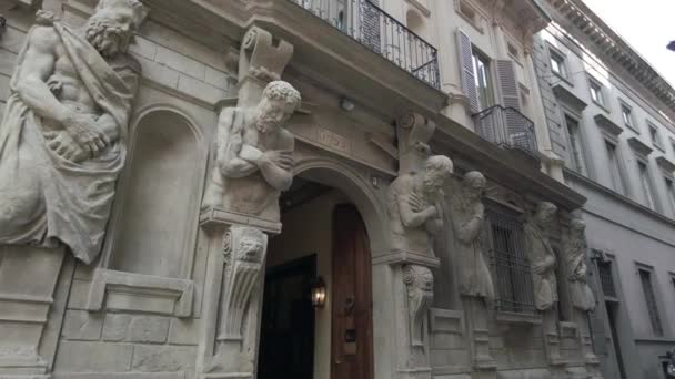ヨーロッパ イタリア ミラノ10 2023 ミラノの歴史的な宮殿であるカサレオ オメノーニは 彫刻家レオニによって自分で設計されました それは そのファサードを飾る8テナントの名前を借りています と呼ばれる — ストック動画