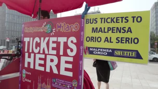 意大利 米兰10 23市中心的中央火车站 人们和游客到达米兰旅游景点 购买去Malpensa Orio Bergamo机场的公交车票 观光游览 — 图库视频影像