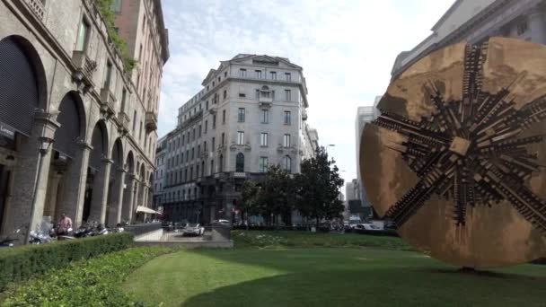 Italia Milán Abril 2018 Disco Escultura Arnaldo Pomodoro Corso Matteotti — Vídeos de Stock