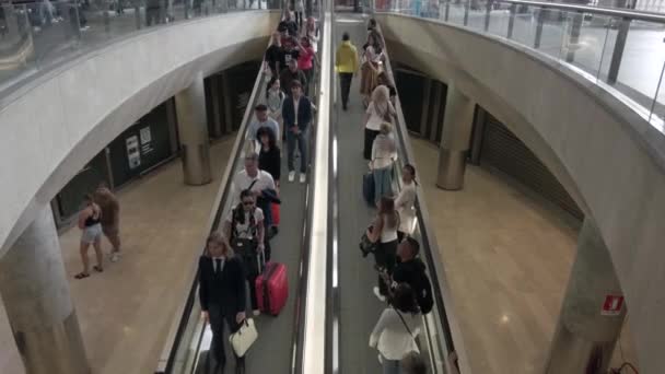 意大利 米兰10 市中心火车站 人们和游客带着行李箱到达米兰 目的地和旅游景点 — 图库视频影像