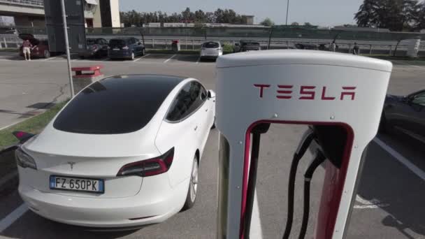 Tesla Carro Elétrico Está Carregando Bateria Uma Moderna Estação Recarga — Vídeo de Stock