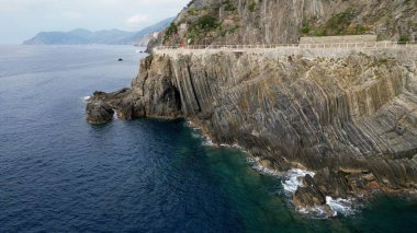 Avrupa, İtalya, Liguria, Framura - Çam ormanı ve Framura Bonassola ile Levanto yaya yolu arasındaki uçurum ile Tigullio ulusal parkındaki inanılmaz deniz manzarasının insansız hava aracı görüntüsü - Cinque Terre