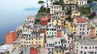 Avrupa, İtalya, Liguria, Cinque Terre 10-20-23 İHA hava görüntüsü Vernazza - Dünyanın dört bir yanından gelen turistler için Cinque Terre popüler turizm merkezi