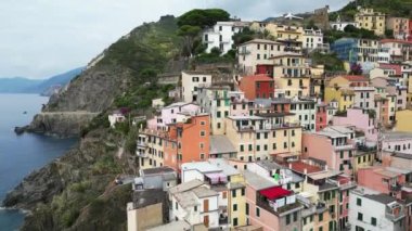 Avrupa, İtalya, Liguria, Cinque Terre 10-20-23 İHA hava görüntüsü Vernazza - Dünyanın dört bir yanından gelen turistler için Cinque Terre popüler turizm merkezi