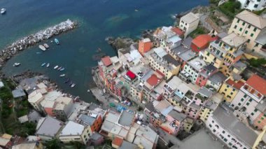 Avrupa, İtalya, Liguria, Cinque Terre 10-20-23 İHA hava görüntüsü Vernazza - Dünyanın dört bir yanından gelen turistler için Cinque Terre popüler turizm merkezi