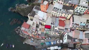 Avrupa, İtalya, Liguria, Cinque Terre 10-20-23 İHA hava görüntüsü Vernazza - Dünyanın dört bir yanından gelen turistler için Cinque Terre popüler turizm merkezi