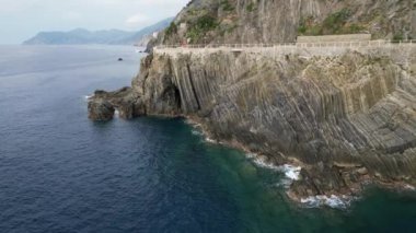 Avrupa, İtalya, Liguria, Framura - Çam ormanı ve Framura Bonassola ile Levanto yaya yolu arasındaki uçurum ile Tigullio ulusal parkındaki inanılmaz deniz manzarasının insansız hava aracı görüntüsü - Cinque Terre