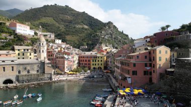Avrupa, İtalya, Liguria, Framura - Çam ormanı ve Framura Bonassola ile Levanto yaya yolu arasındaki uçurum ile Tigullio ulusal parkındaki inanılmaz deniz manzarasının insansız hava aracı görüntüsü - Cinque Terre
