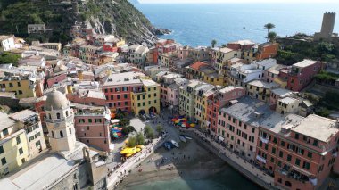 Avrupa, İtalya, Liguria, Framura - Çam ormanı ve Framura Bonassola ile Levanto yaya yolu arasındaki uçurum ile Tigullio ulusal parkındaki inanılmaz deniz manzarasının insansız hava aracı görüntüsü - Cinque Terre
