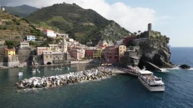 Avrupa, İtalya, Liguria, Cinque Terre 10-20-23 İHA hava görüntüsü Vernazza - Dünyanın dört bir yanından turistler için Cinque Terre popüler turizm merkezi - Unesco Heritage - turist vapuru