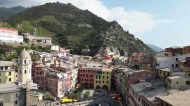 Avrupa, İtalya, Liguria, Cinque Terre 10-20-23 İHA hava görüntüsü Vernazza - Dünyanın dört bir yanından gelen turistler için Cinque Terre popüler turizm merkezi