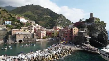 Avrupa, İtalya, Liguria, Cinque Terre 10-20-23 İHA hava görüntüsü Vernazza - Dünyanın dört bir yanından gelen turistler için Cinque Terre popüler turizm merkezi