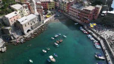 Avrupa, İtalya, Liguria, Cinque Terre 10-20-23 İHA hava görüntüsü Vernazza - Dünyanın dört bir yanından gelen turistler için Cinque Terre popüler turizm merkezi
