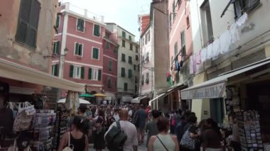 Avrupa, İtalya, Ligurya, Cinque Terre Riomaggiore 10-18-23 - Cinque Terre, dünyanın dört bir yanından gelen turistler için giderek daha popüler bir turizm merkezi haline geliyor - Unesco Heritage - turizm beldesi
