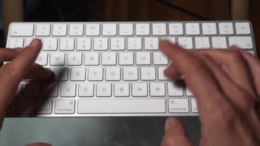 Bir bilgisayar klavyesi kullanan eller