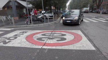 Avrupa, İtalya, Milan 10-23-2023 - bisikletçiler için tehlike arz eden yol kenarında bisiklet yolu ölümcül kazalarda bisiklet sürücüleri ve kamyonlar için 30 km hız sınırı -