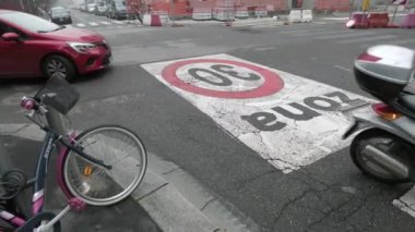 Avrupa, İtalya, Milan 10-23-2023 - bisikletçiler için tehlike arz eden yol kenarında bisiklet yolu ölümcül kazalarda bisiklet sürücüleri ve kamyonlar için 30 km hız sınırı -