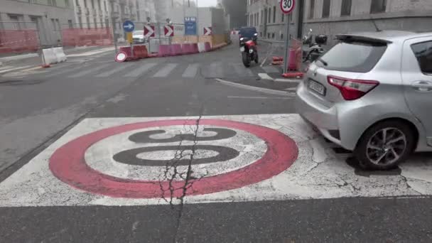 Europa Italien Milano 2023 Cykelväg Vid Vägkanten Med Fara För — Stockvideo