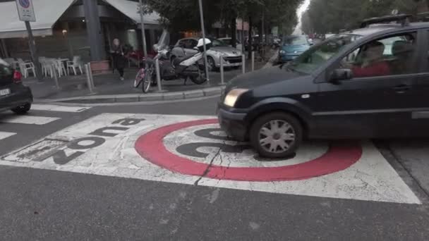 ヨーロッパ イタリア ミラノ 2023 交通事故でサイクリストバイクのための危険性とトラックのための30キロのHの速度制限 エリアC — ストック動画