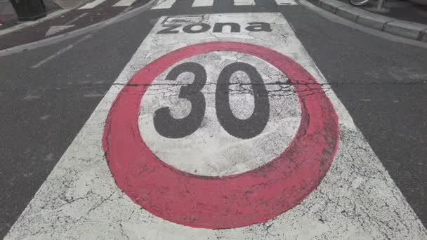 ヨーロッパ イタリア ミラノ 2023 交通事故でサイクリストバイクのための危険性とトラックのための30キロのHの速度制限 エリアC — ストック動画
