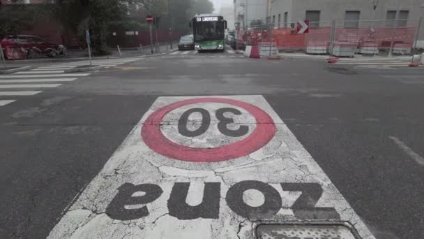 Europa Italien Milano 2023 Cykelväg Vid Vägkanten Med Fara För — Stockvideo