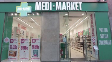 Avrupa, İtalya, Milan 11-11-2023 - İtalyan Eczanesi - reçetesiz ilaç alabileceğiniz özel eczane