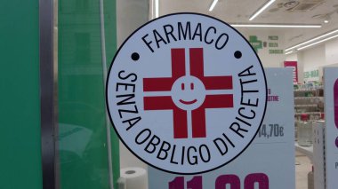 Avrupa, İtalya, Milan 11-11-2023 - İtalyan Eczanesi - reçetesiz ilaç alabileceğiniz özel eczane