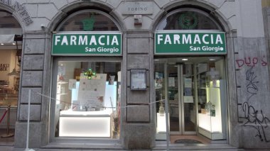 Avrupa, İtalya, Milan 11-11-2023 - İtalyan Eczanesi - reçetesiz ilaç alabileceğiniz özel eczane