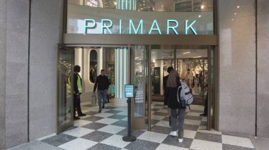 Avrupa, İtalya, Milan 11-1-2023 - Şehrin merkezindeki Primark mağazasının yeni açılışı, Via Torino - Giyim mağazası