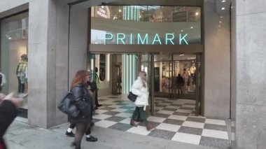 Avrupa, İtalya, Milan 11-1-2023 - Şehrin merkezindeki Primark mağazasının yeni açılışı, Via Torino - Giyim mağazası