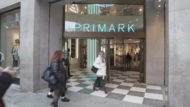 European Italy Milan 2023 New Opening Store Primark Store Downtown — 图库视频影像