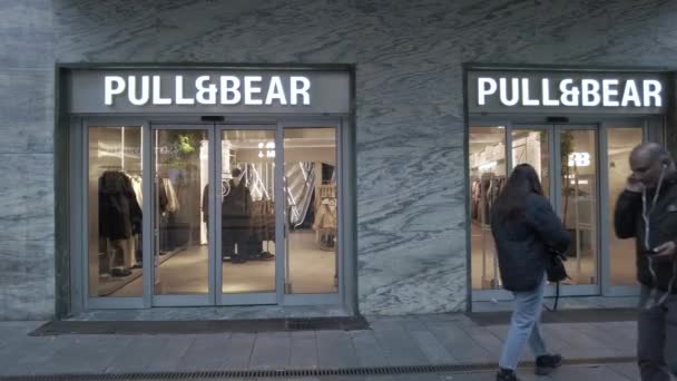 Europa Italia Milano 2023 Pull Bear Negozio Abbigliamento Moda Dettaglio — Video Stock