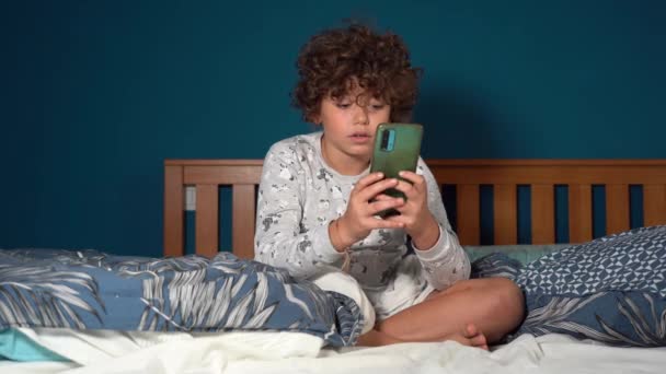 Niño Años Feliz Quedarse Dormitorio Mirando Teléfono Inteligente Adicción Las — Vídeo de stock