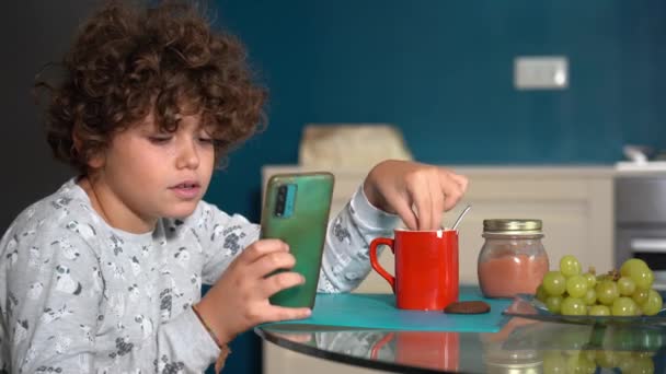 Дев Ятирічний Хлопчик Задоволенням Залишається Кухні Дивлячись Смартфон Залежність Від — стокове відео