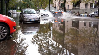 Avrupa, İtalya, Milano 11-5-23 - şehirde sel ve şiddetli yağmur ve Seveso nehirlerinin taşması nedeniyle sel baskınları - arabalar caddelerde sel altında kaldı 