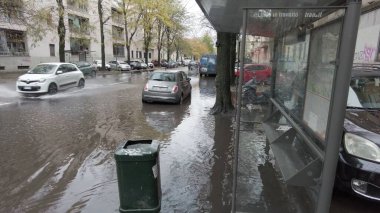 Avrupa, İtalya, Milano 11-5-23 - şehirde sel ve şiddetli yağmur ve Seveso nehirlerinin taşması nedeniyle sel baskınları - arabalar caddelerde sel altında kaldı 